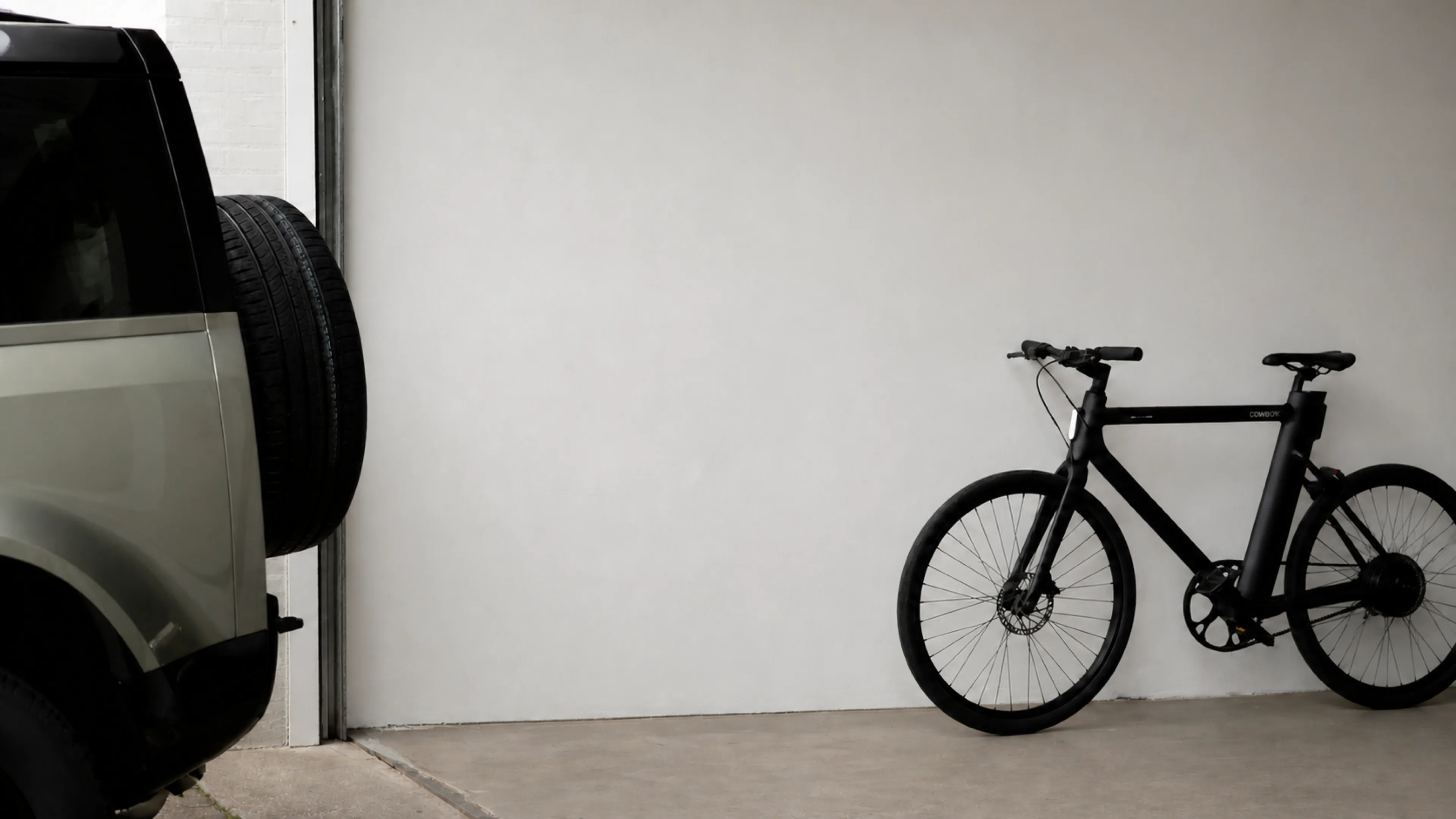 De mobiele werkplaats van Bike Brother naast een Cowboy e-bike