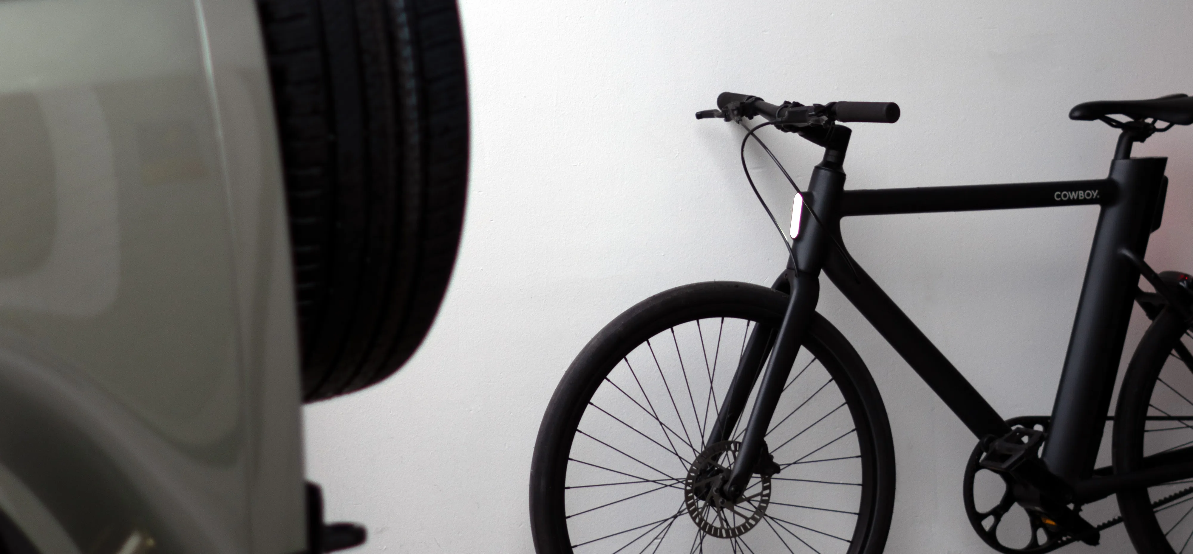 De mobiele werkplaats van Bike Brother naast een Cowboy e-bike